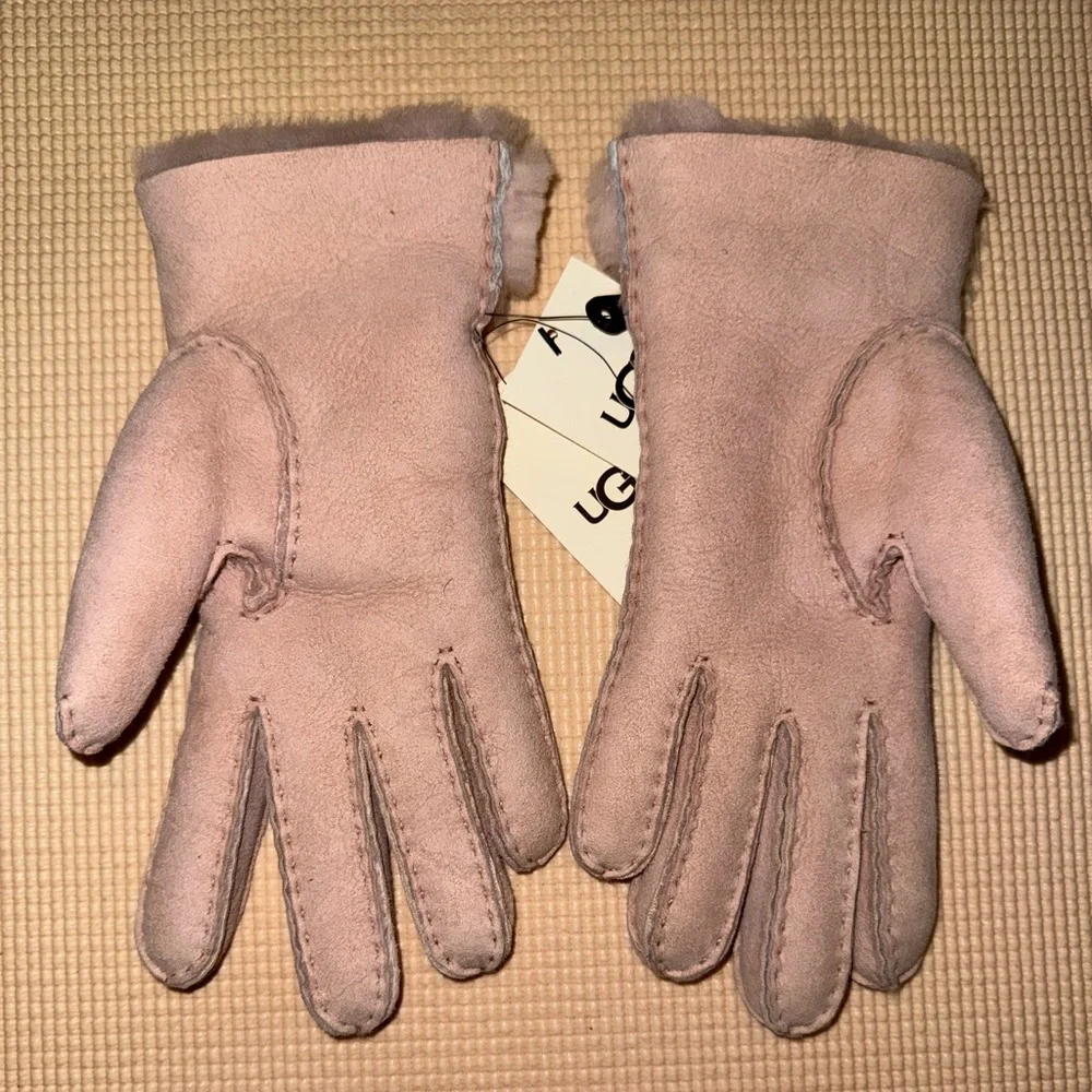 Ugg exposed sheepskin glove in pink cloud in size small MSRP 200